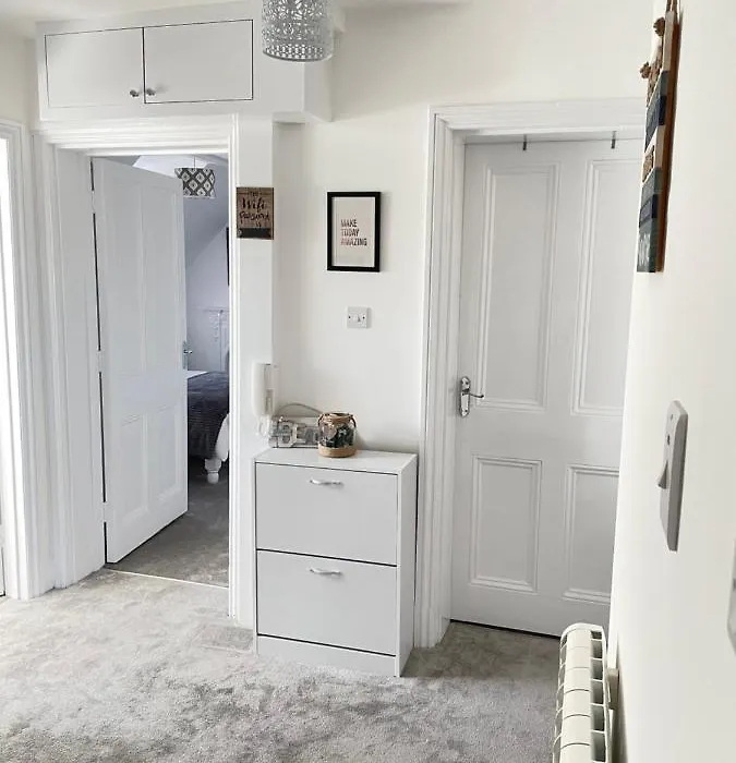 Spacious 3-Bed, Town Centre, Parking, Near Beach-1