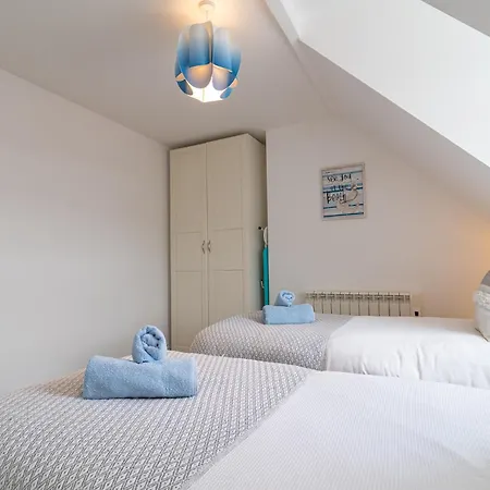 Spacious 3-Bed, Town Centre, Parking, Near Beach-3