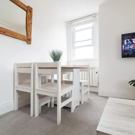 Spacious 3-Bed, Town Centre, Parking, Near Beach-2